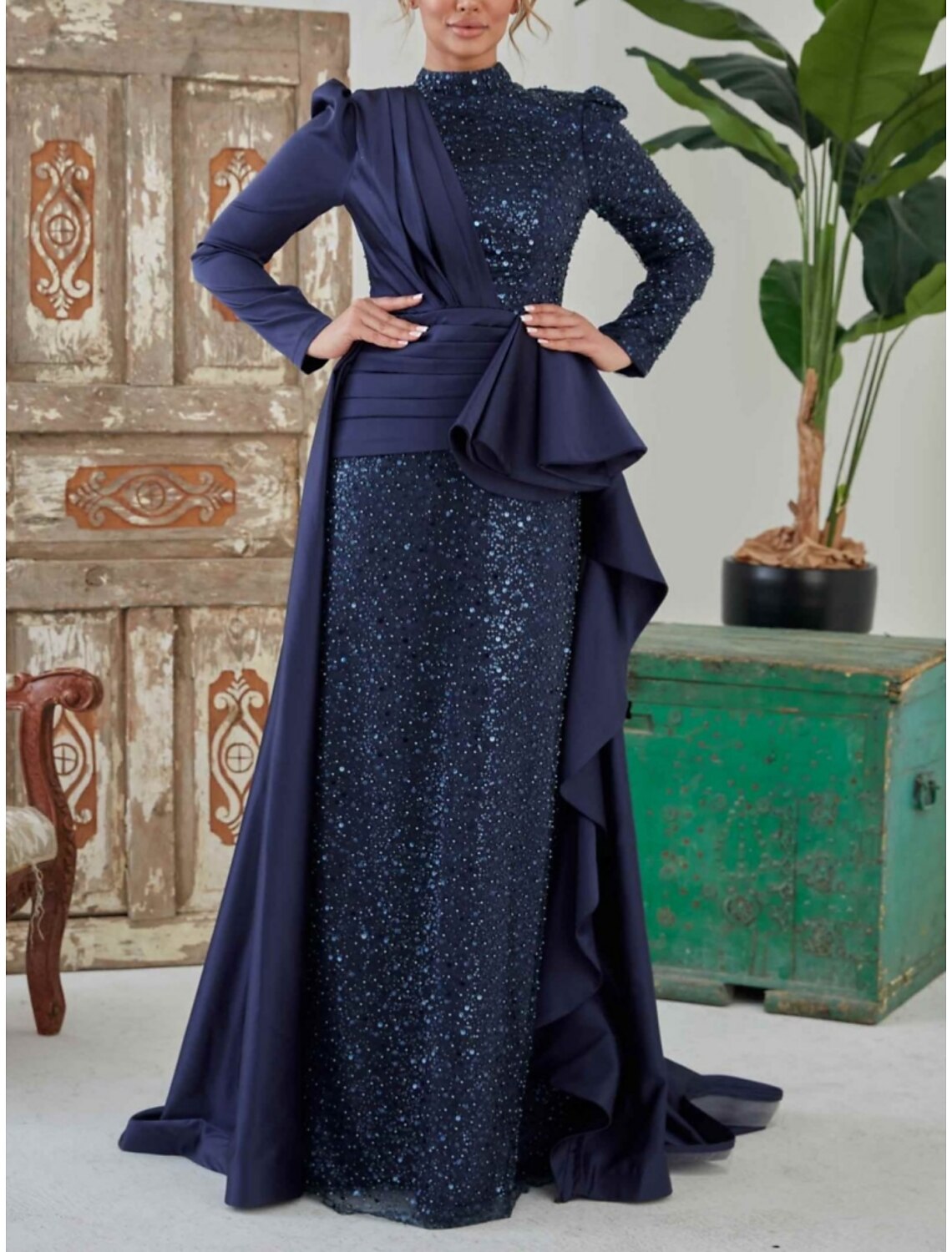 Abito da sera a trapezio color champagne, elegante, formale, con strascico a ruota, manica lunga, collo alto, raso con pieghe glitterate e arricciato